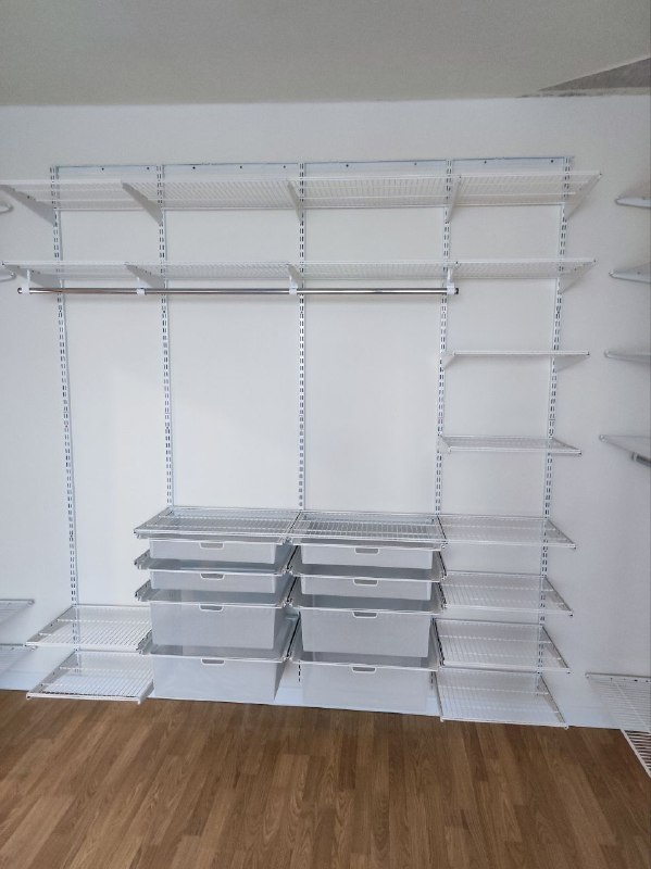 Белая П-образная гардеробная с выдвижными корзинами, ~3×2,1 м, фото 4