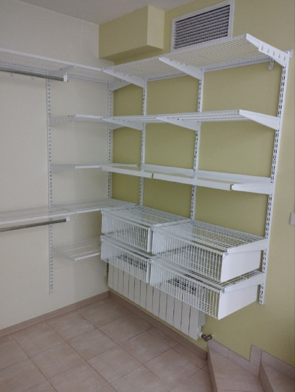 Белая П-образная гардеробная с выдвижными корзинами, ~2,4×2 м, фото 1