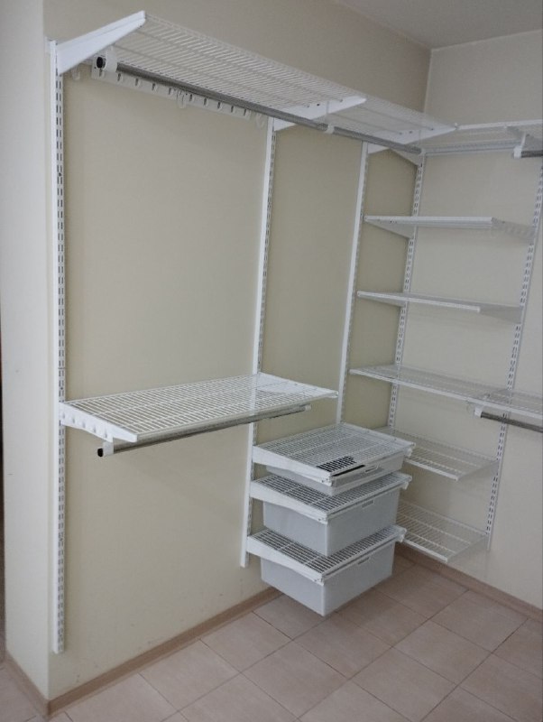 Белая П-образная гардеробная с выдвижными корзинами, ~2,4×2 м, фото 2