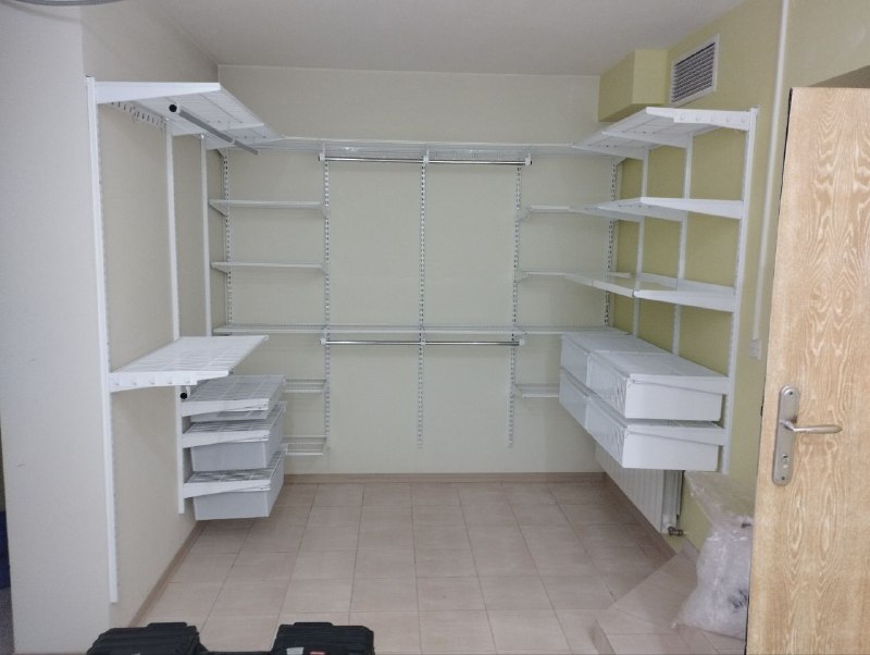 Белая П-образная гардеробная с выдвижными корзинами, ~2,4×2 м, фото 3