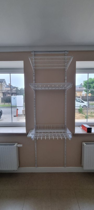 Белая П-образная гардеробная с выдвижными корзинами, ~2,5×3,2 м, фото 3