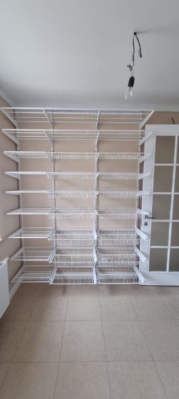 Белая П-образная гардеробная с выдвижными корзинами, ~2,5×3,2 м, фото 4