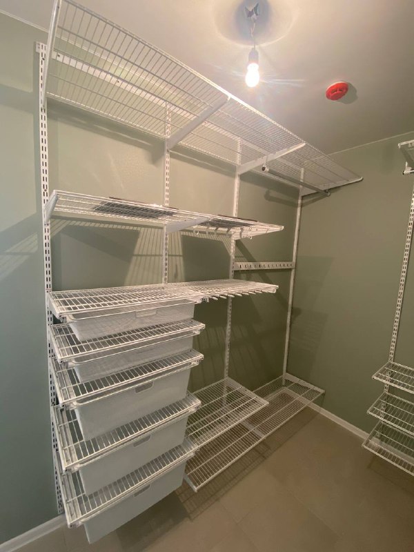 Белая П-образная гардеробная с выдвижными корзинами, ~1,5×2,2 м, фото 1