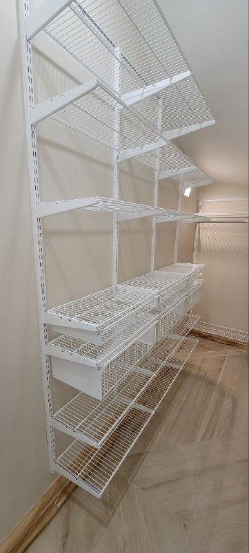 Белая П-образная гардеробная с выдвижными корзинами, ~1,8×2,5 м, фото 3