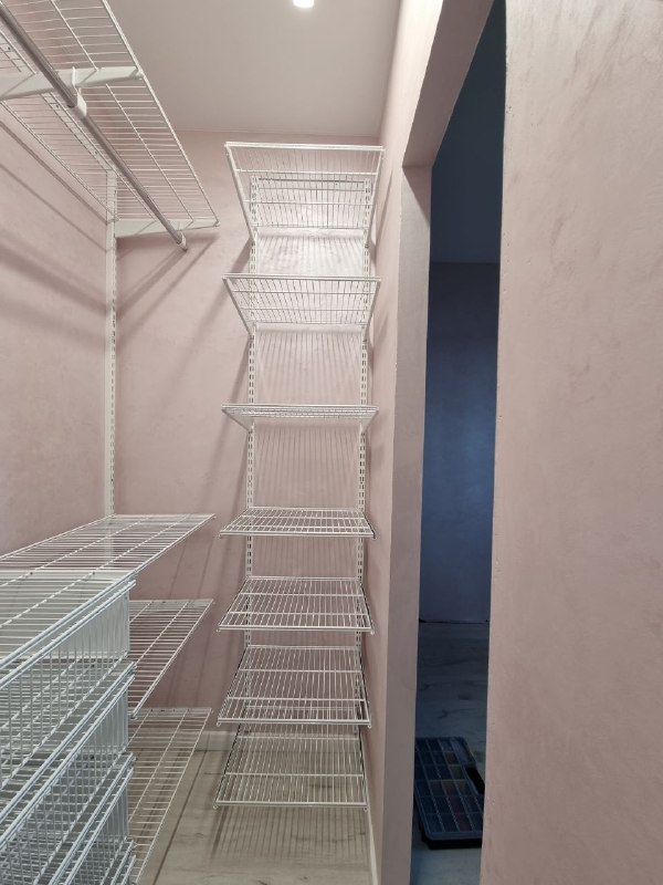 Белая П-образная гардеробная с выдвижными корзинами, ~2×1,8 м, фото 3
