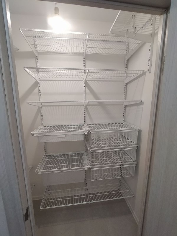 Белая П-образная гардеробная с выдвижными корзинами, ~1,2×1,5 м, фото 1
