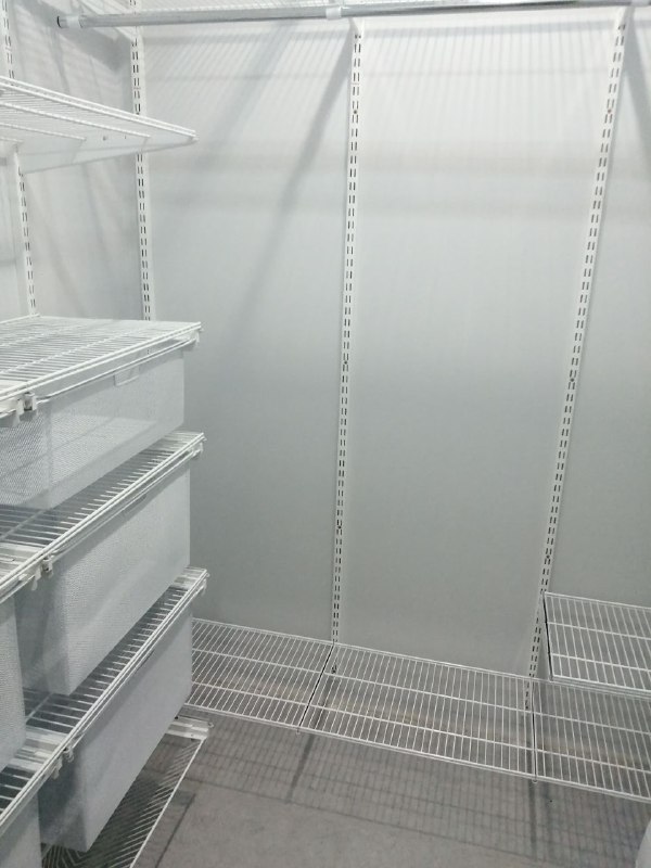 Белая П-образная гардеробная с выдвижными корзинами, ~1,8×1,5 м, фото 3