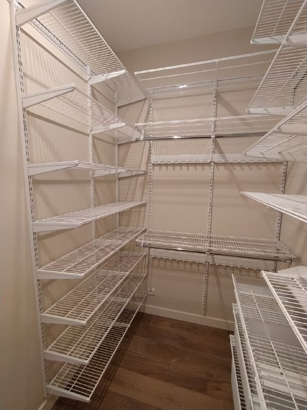 Белая П-образная гардеробная с выдвижными корзинами, ~2,4×1,8 м, фото 1