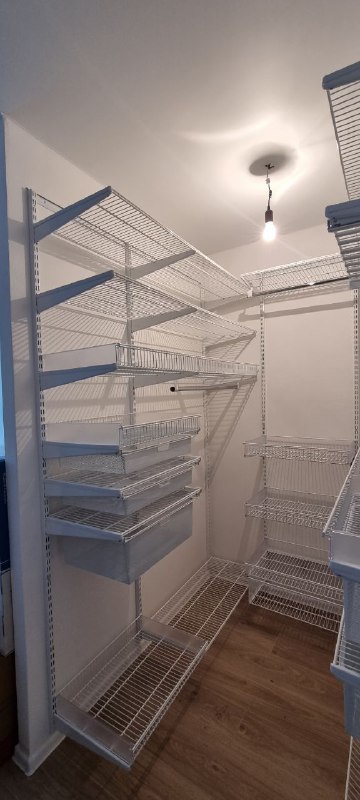 Белая П-образная гардеробная с выдвижными корзинами, ~1,5×2 м, фото 1