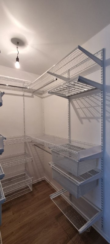 Белая П-образная гардеробная с выдвижными корзинами, ~1,5×2 м, фото 2