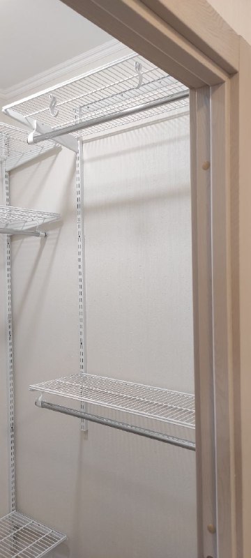 Белая П-образная гардеробная с выдвижными корзинами, ~1,3×1,2 м, фото 3