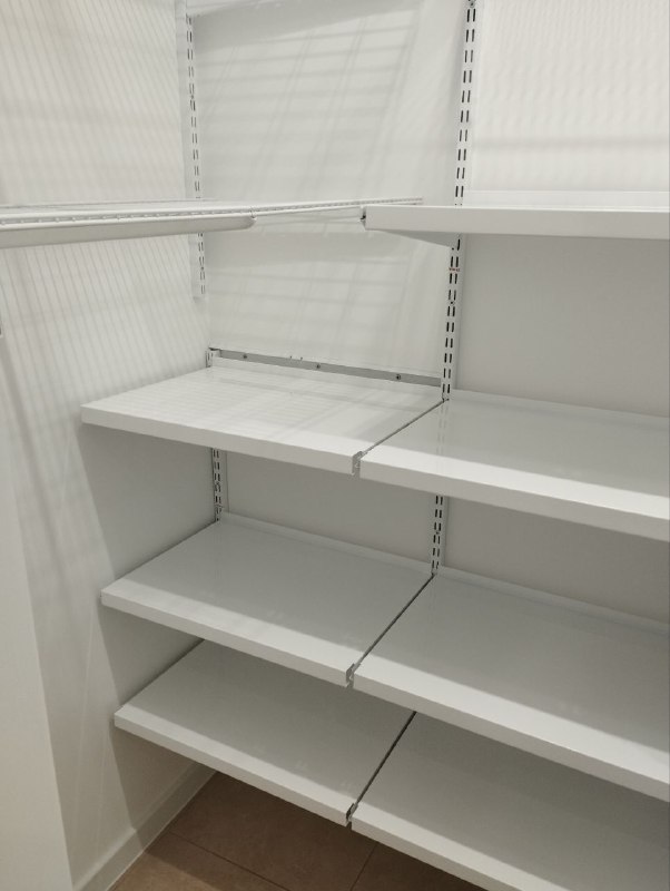 Белая П-образная гардеробная с выдвижными корзинами, ~1,5×2,1 м, фото 6