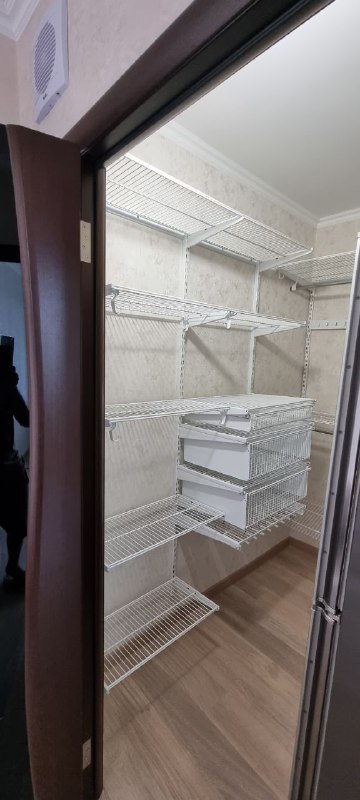 Белая П-образная гардеробная с выдвижными корзинами, ~1,1×1,8 м, фото 1