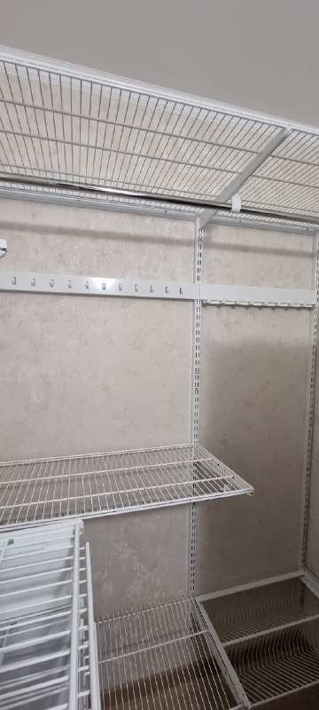 Белая П-образная гардеробная с выдвижными корзинами, ~1,1×1,8 м, фото 2