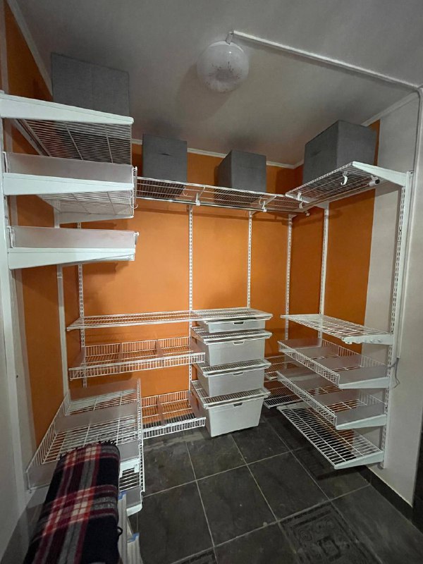 Белая П-образная гардеробная с выдвижными корзинами, ~1,7×1,6 м, фото 1