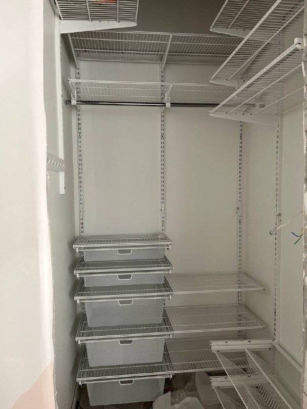 Белая П-образная гардеробная с выдвижными корзинами, ~1,3×1,4 м, фото 1