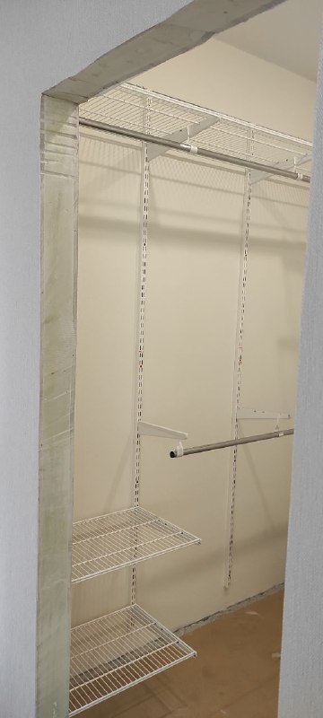 Белая П-образная гардеробная с выдвижными корзинами, ~1,8×1,5 м, фото 1