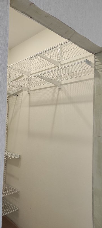 Белая П-образная гардеробная с выдвижными корзинами, ~1,8×1,5 м, фото 4