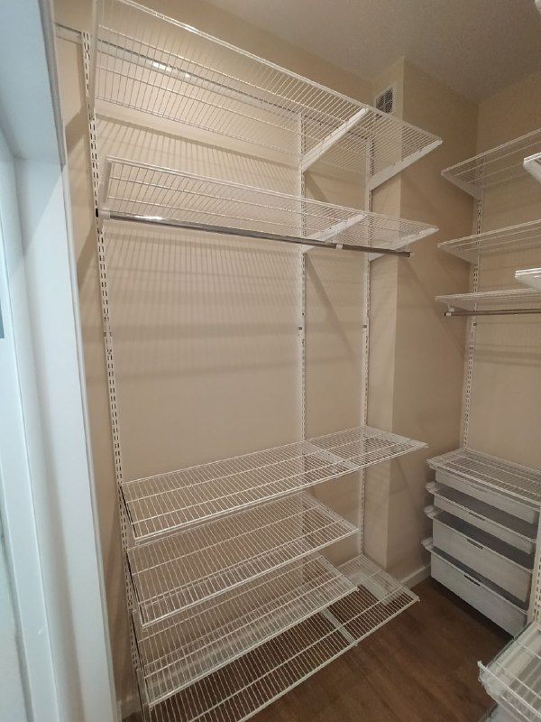 Белая П-образная гардеробная с выдвижными корзинами, ~2,4×2 м, фото 1