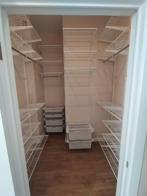 Белая П-образная гардеробная с выдвижными корзинами, ~2,4×2 м, фото 4
