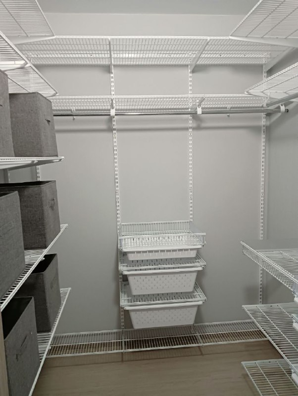 Белая П-образная гардеробная с выдвижными корзинами, ~2,1×2 м, фото 5