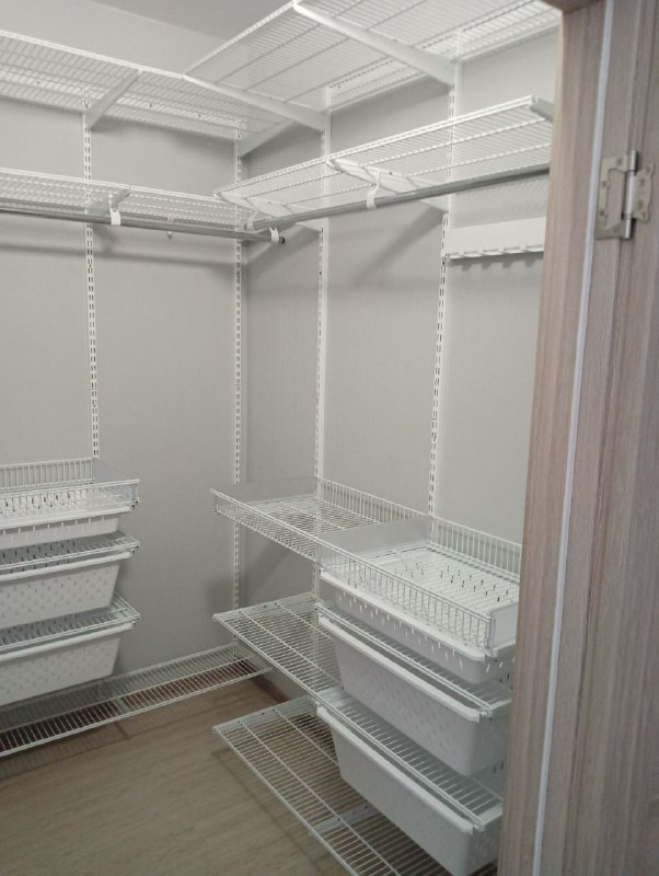 Белая П-образная гардеробная с выдвижными корзинами, ~2,1×2 м, фото 6