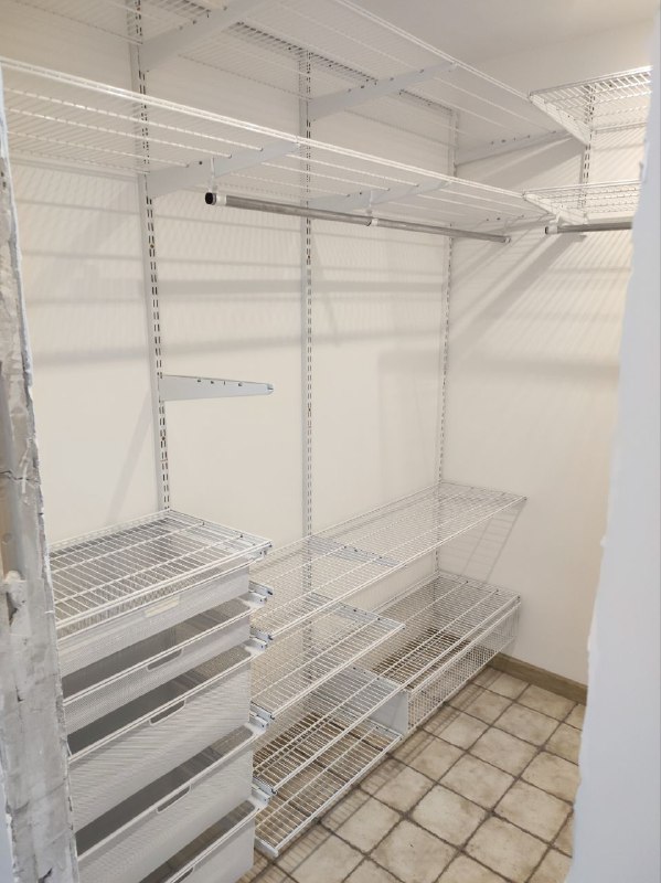 Белая П-образная гардеробная с выдвижными корзинами, ~1,6×2,1 м, фото 1