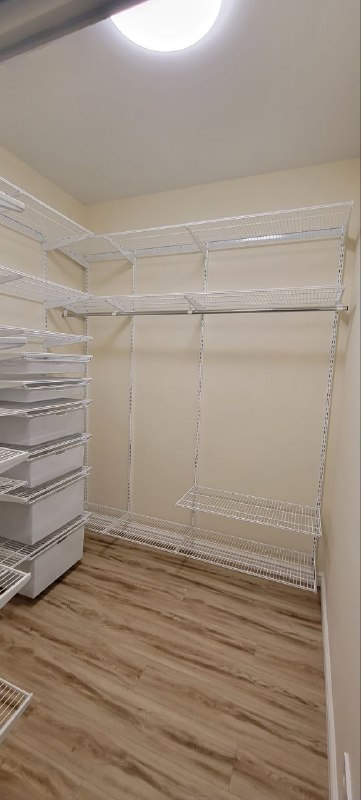 Белая П-образная гардеробная с выдвижными корзинами, ~2,1×2,4 м, фото 1