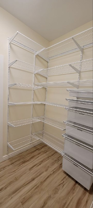Белая П-образная гардеробная с выдвижными корзинами, ~2,1×2,4 м, фото 2