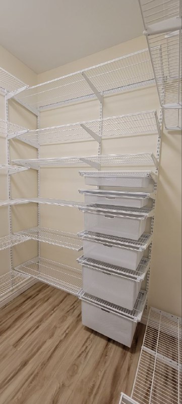 Белая П-образная гардеробная с выдвижными корзинами, ~2,1×2,4 м, фото 3