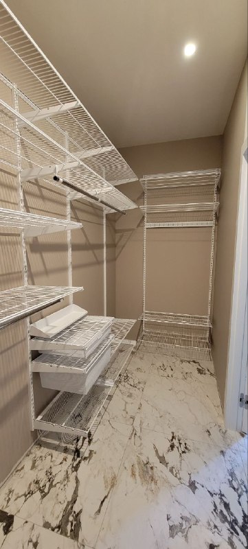 Белая П-образная гардеробная с выдвижными корзинами, ~1,8×2,4 м, фото 3