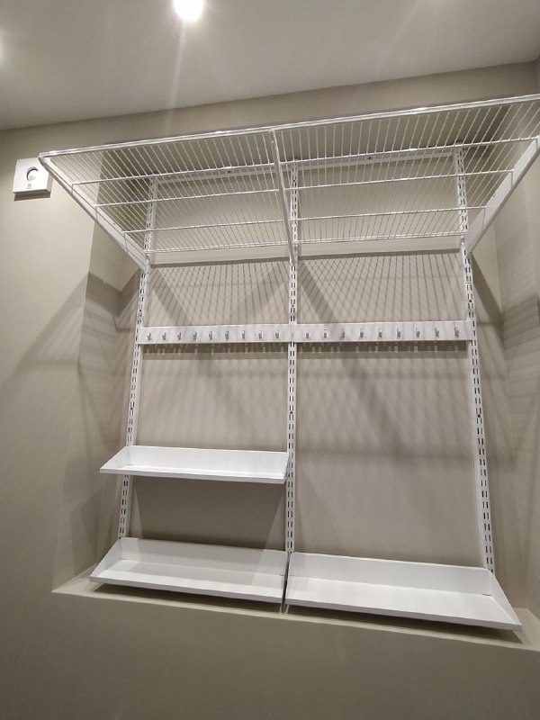 Белая П-образная гардеробная с выдвижными корзинами, ~1,8×2 м, фото 3