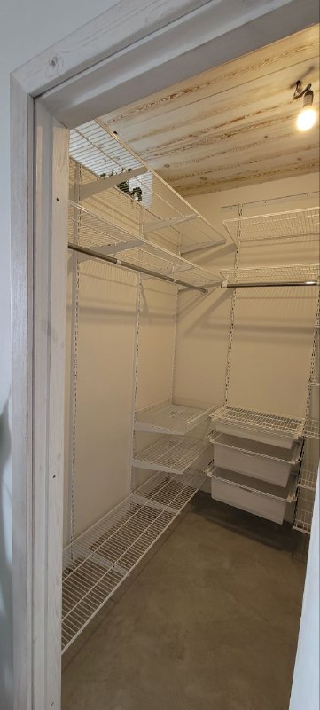 Белая П-образная гардеробная с выдвижными корзинами, ~1,6×2 м, фото 1