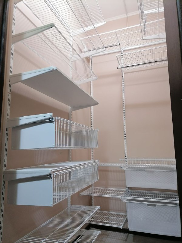 Белая П-образная гардеробная с выдвижными корзинами, ~1×1,6 м, фото 2