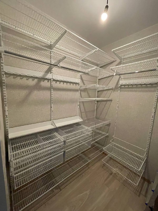 Белая П-образная гардеробная с выдвижными корзинами, ~2,7×1,8 м, фото 1