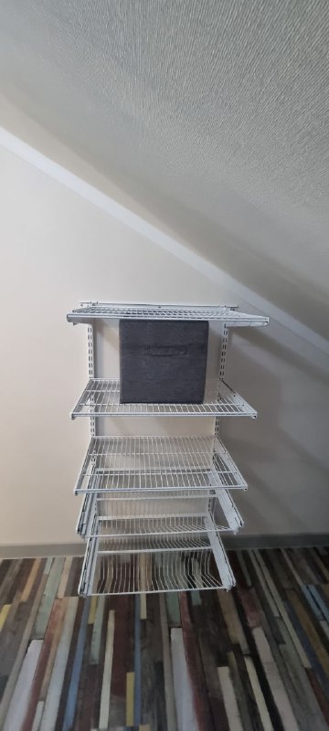 Белая П-образная гардеробная с выдвижными корзинами, ~1,8×2,5 м, фото 2