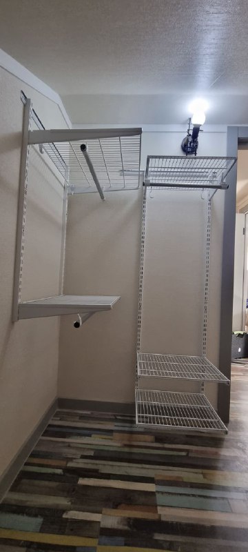 Белая П-образная гардеробная с выдвижными корзинами, ~1,8×2,5 м, фото 3