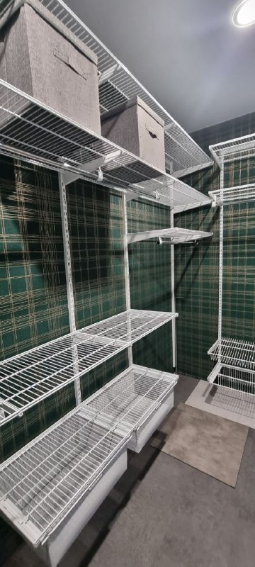 Белая П-образная гардеробная с выдвижными корзинами, ~2,4×1,8 м, фото 1
