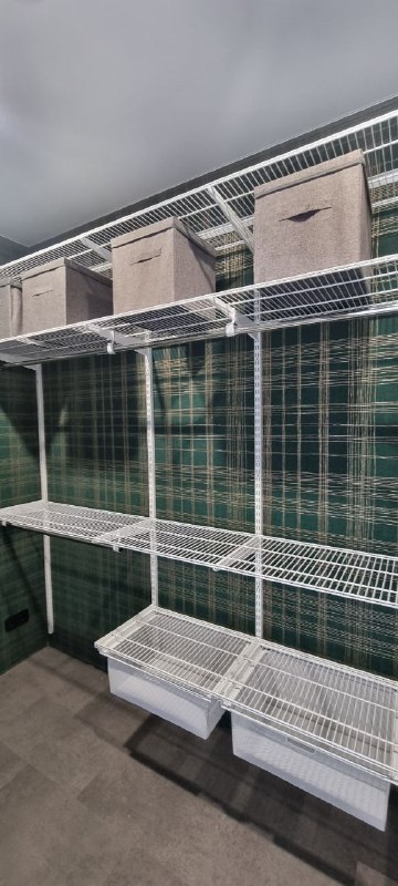 Белая П-образная гардеробная с выдвижными корзинами, ~2,4×1,8 м, фото 3