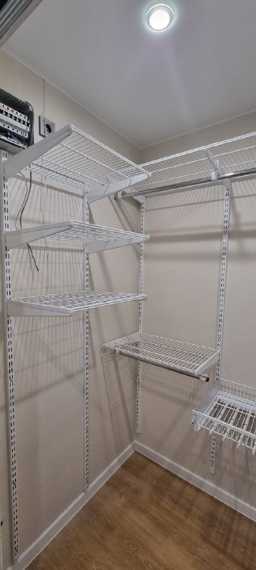 Белая П-образная гардеробная с выдвижными корзинами, ~2×1,6 м, фото 1