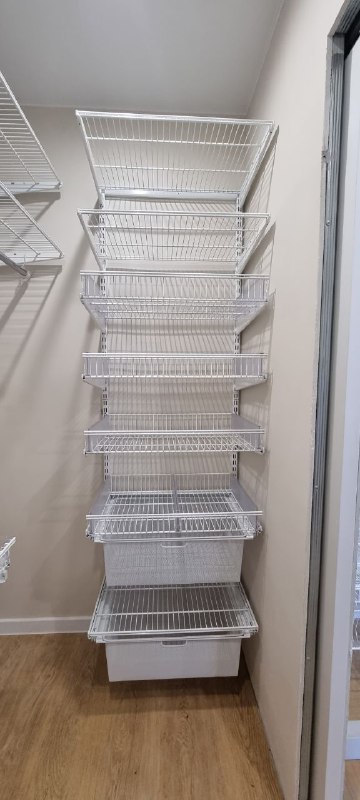 Белая П-образная гардеробная с выдвижными корзинами, ~2×1,6 м, фото 3
