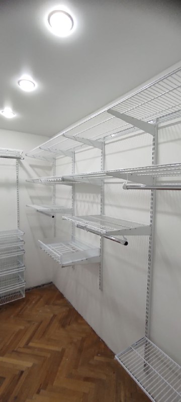 Белая П-образная гардеробная с выдвижными корзинами, фото 3