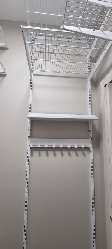 Белая П-образная гардеробная с выдвижными корзинами, ~1,8×2 м, фото 3