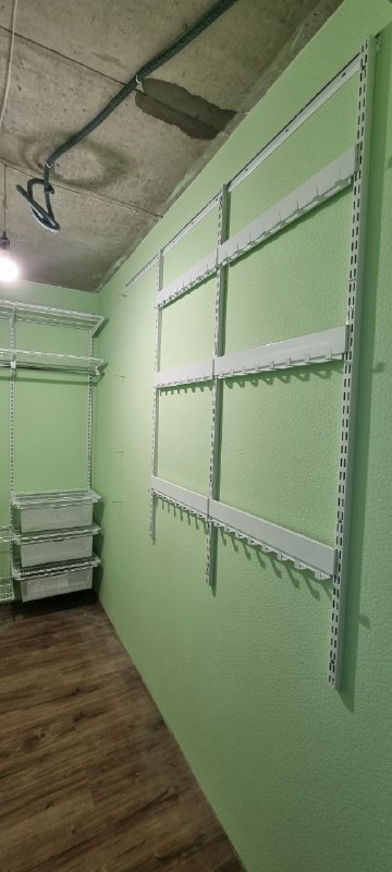 Белая П-образная гардеробная с выдвижными корзинами, ~1,8×2,5 м, фото 3