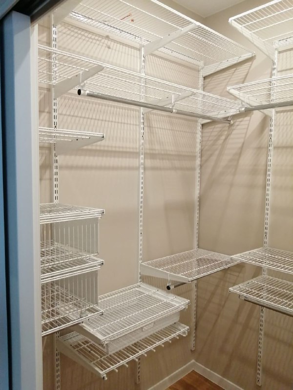 Белая П-образная гардеробная с выдвижными корзинами, ~1,8×1,7 м, фото 1