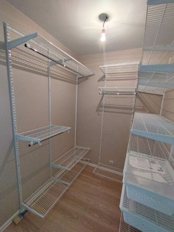 Белая П-образная гардеробная с выдвижными корзинами, ~1,7×2,1 м, фото 1