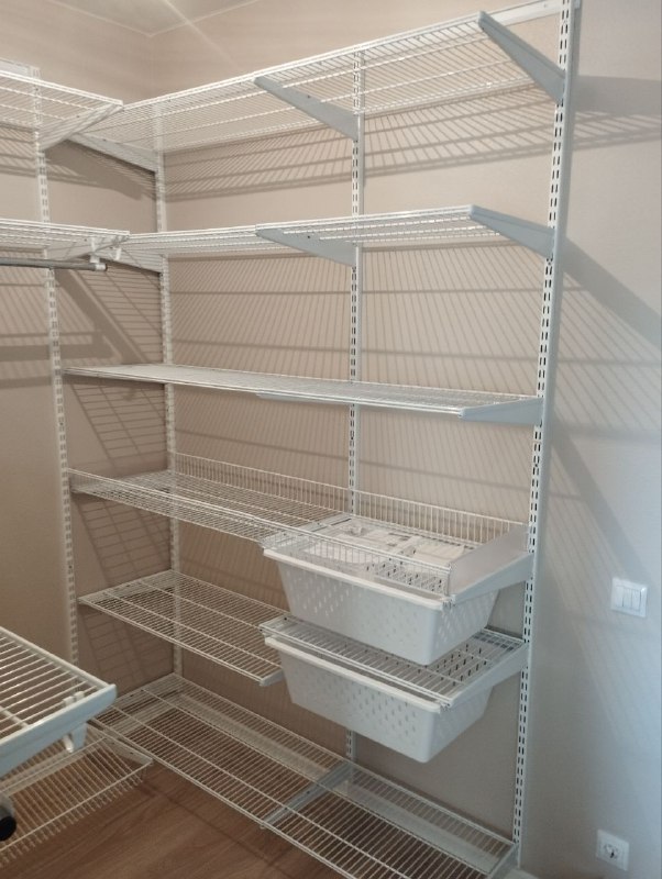 Белая П-образная гардеробная с выдвижными корзинами, ~1,7×2,1 м, фото 2
