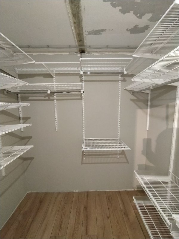 Белая П-образная гардеробная с выдвижными корзинами, ~2,1×2,5 м, фото 2