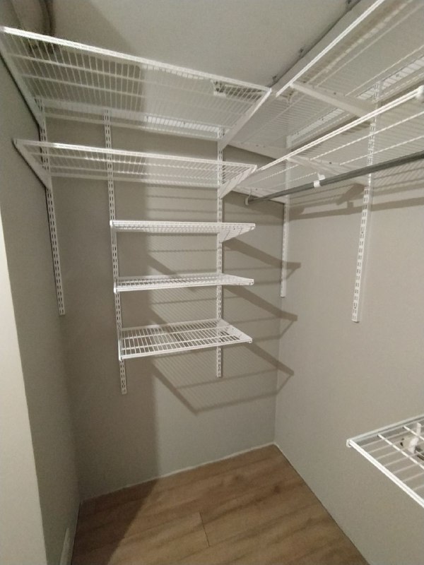 Белая П-образная гардеробная с выдвижными корзинами, ~2,1×2,5 м, фото 3