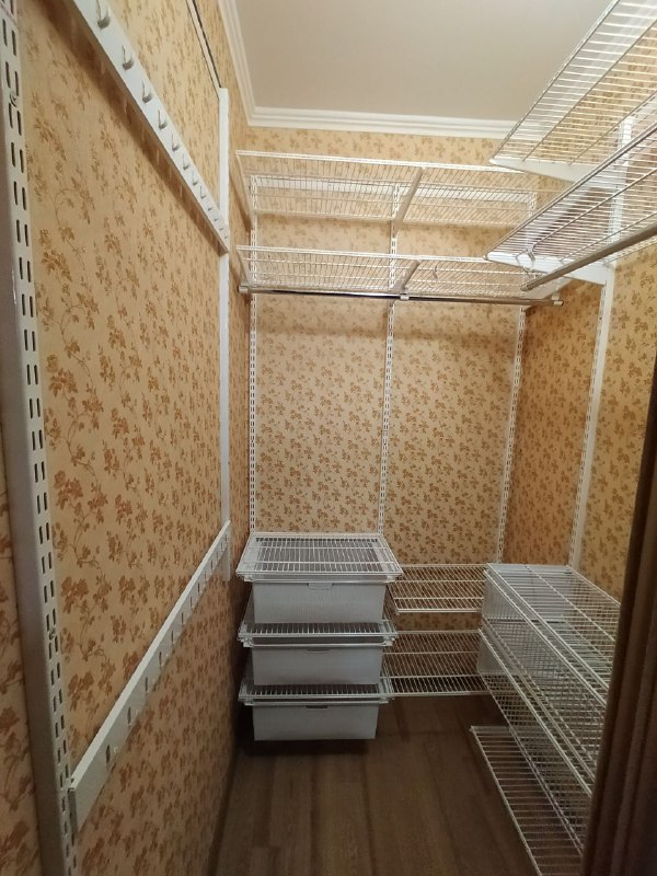 Белая П-образная гардеробная с выдвижными корзинами, ~1,4×2,1 м, фото 1